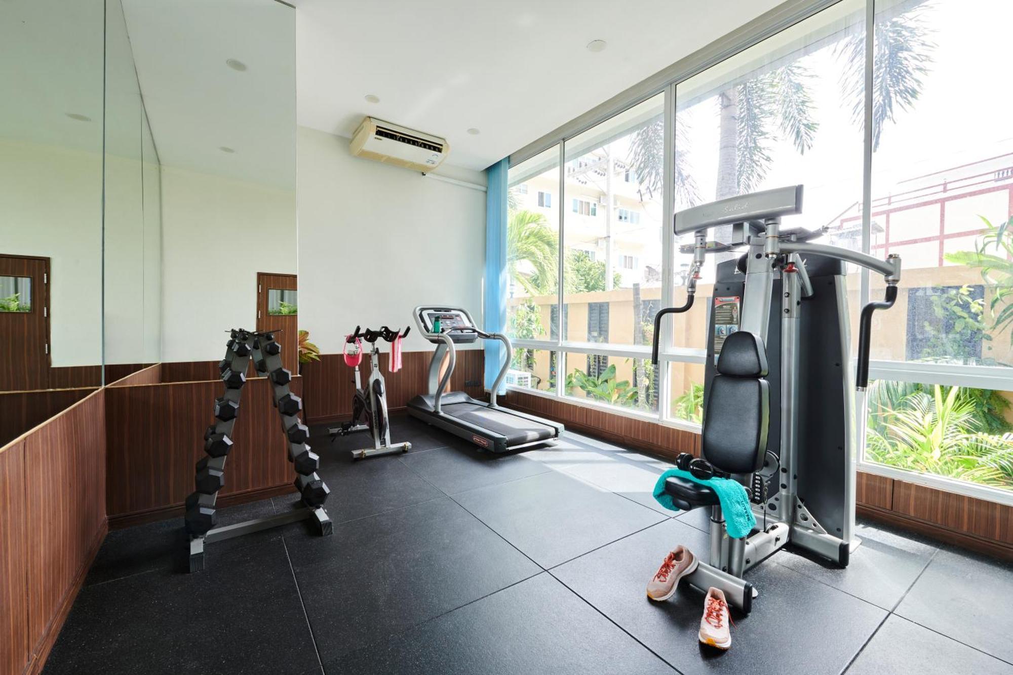 Adelphi Pattaya Hotel Bagian luar foto