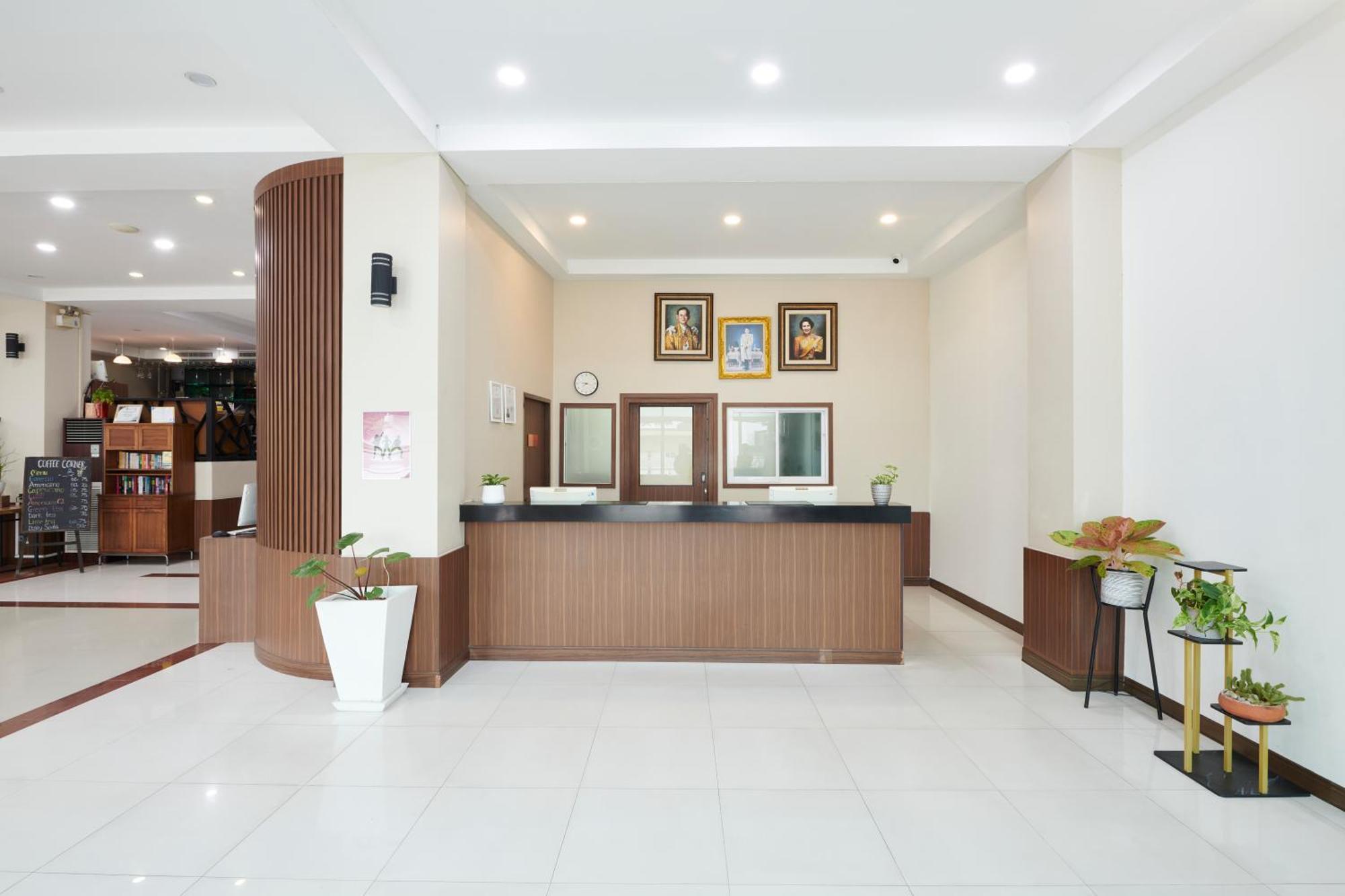 Adelphi Pattaya Hotel Bagian luar foto