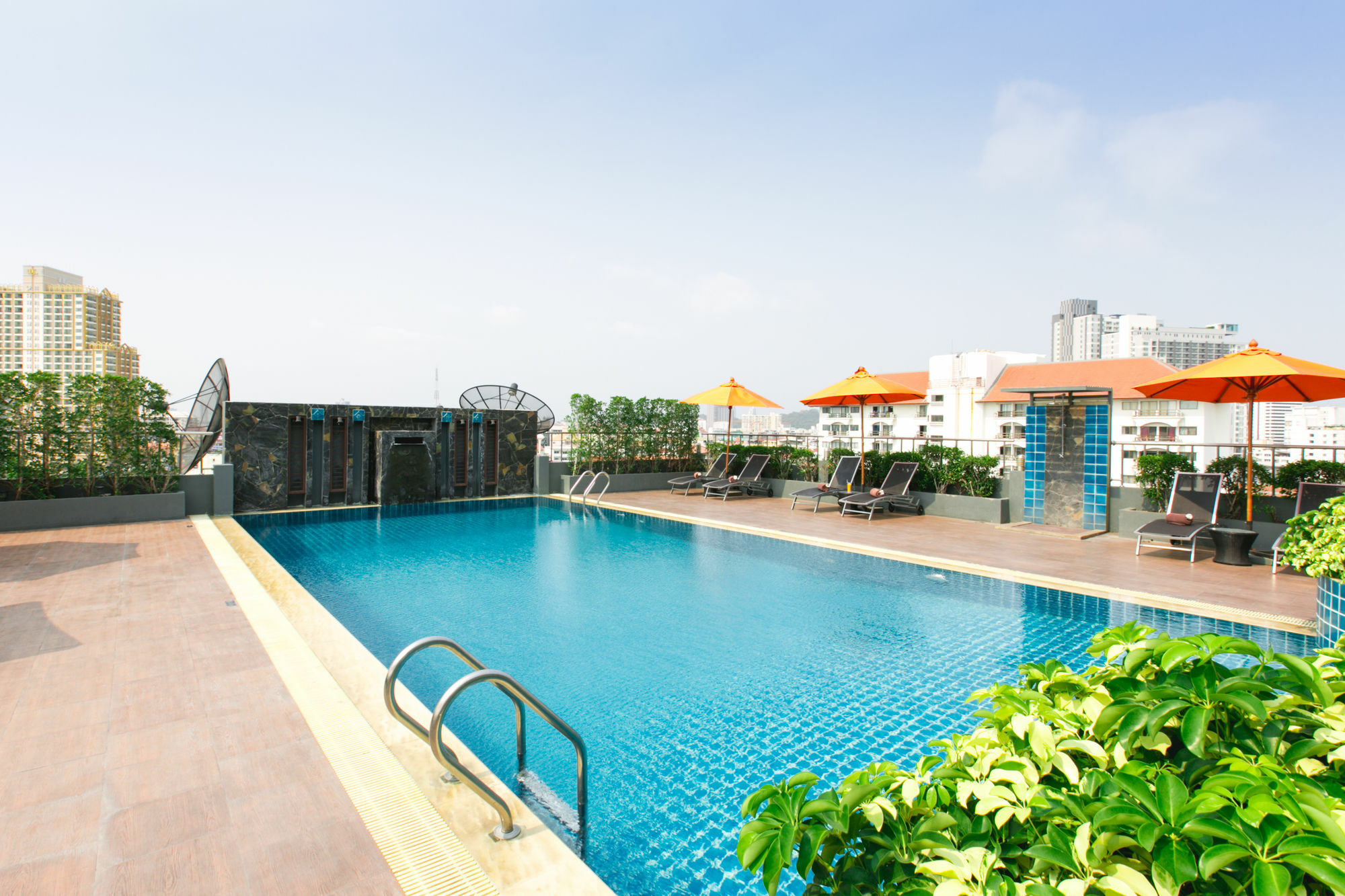 Adelphi Pattaya Hotel Bagian luar foto